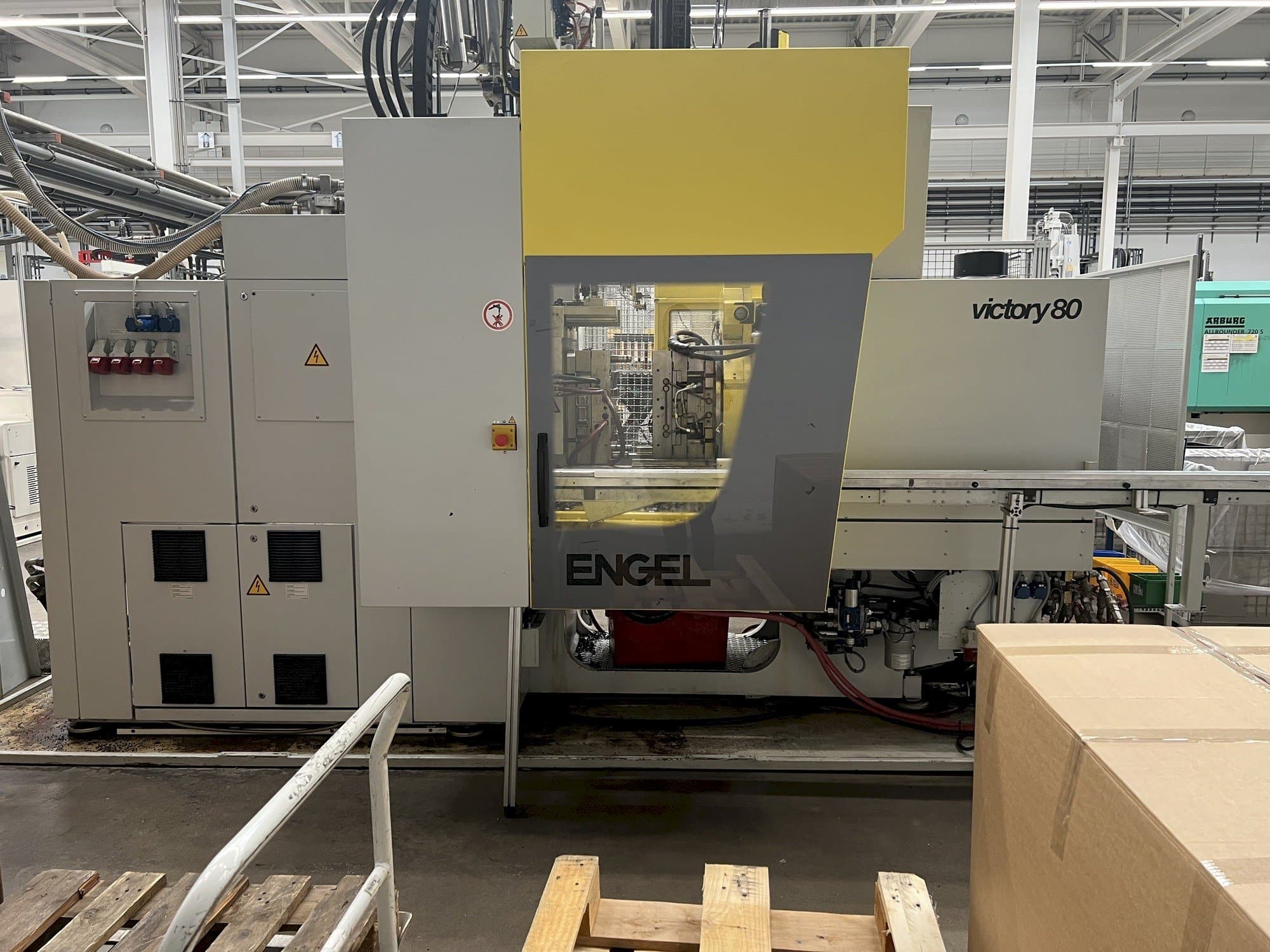 Widok z przodu maszyny Engel VC 330H/80V/80CO