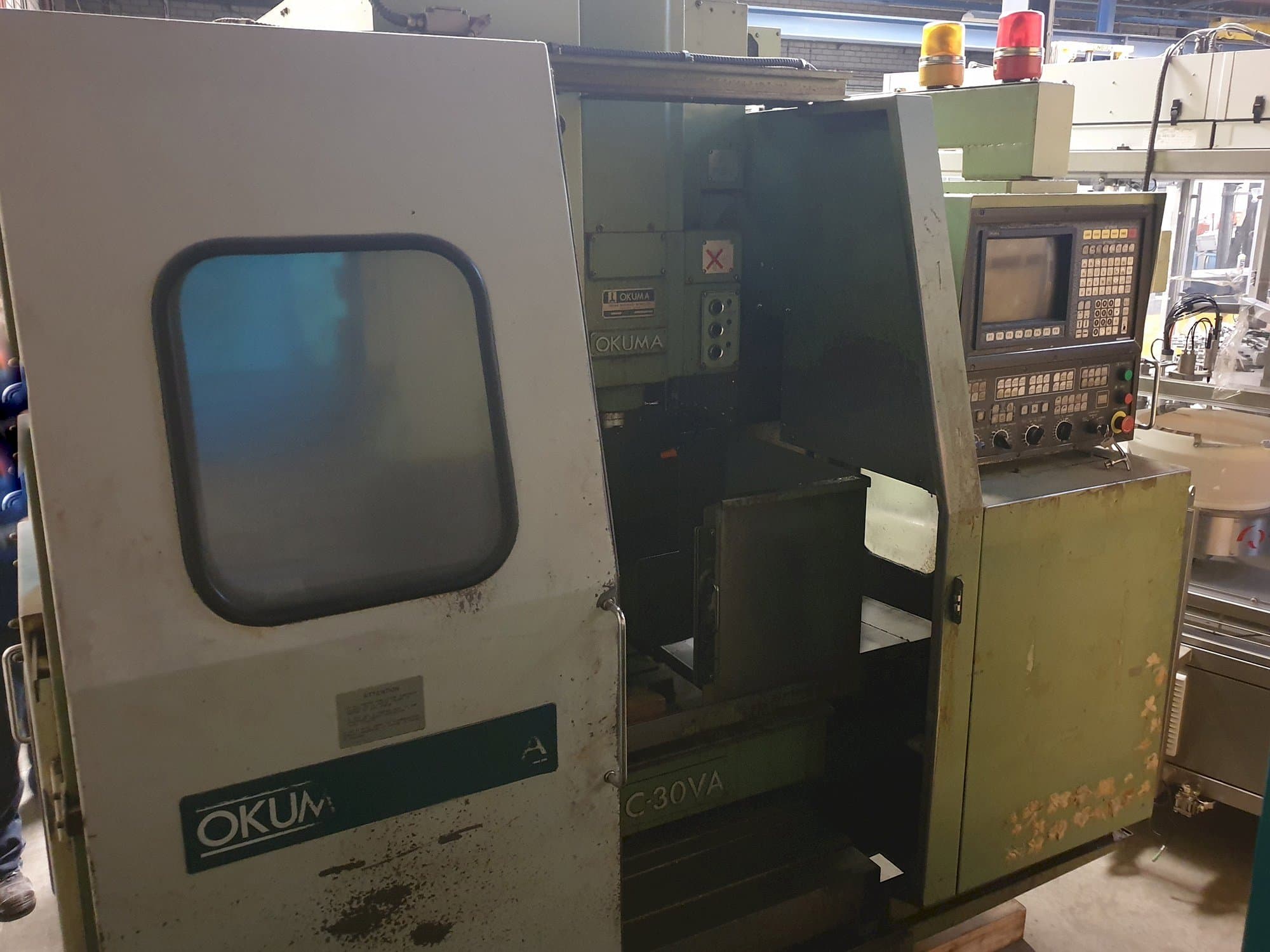 Widok z lewej maszyny Okuma MC-30VA