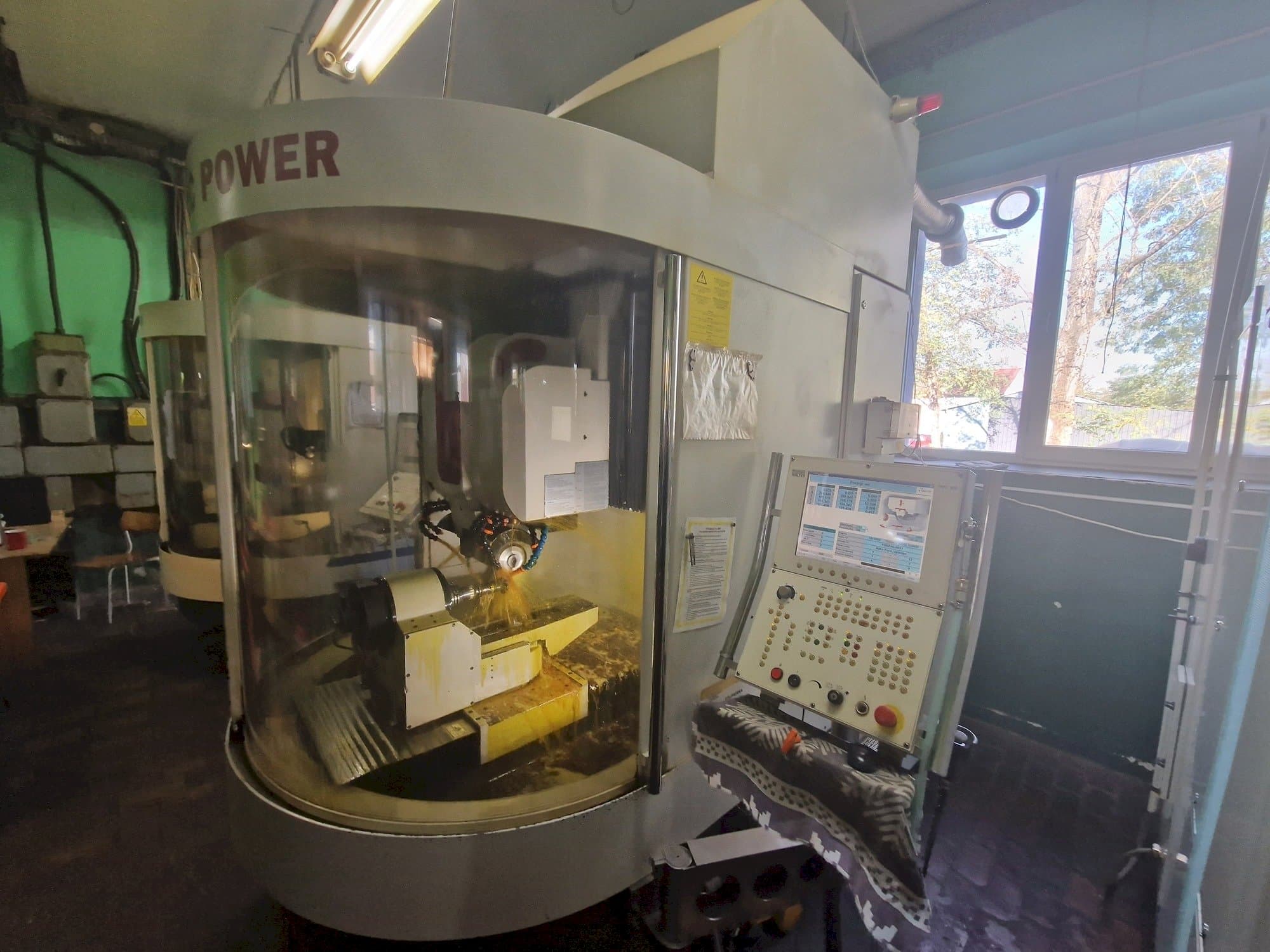 Widok z przodu maszyny WALTER Helitronic Power