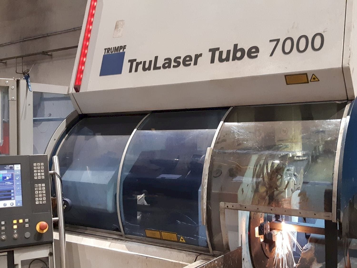 Widok z przodu maszyny Trumpf TruLaser Tube 7000
