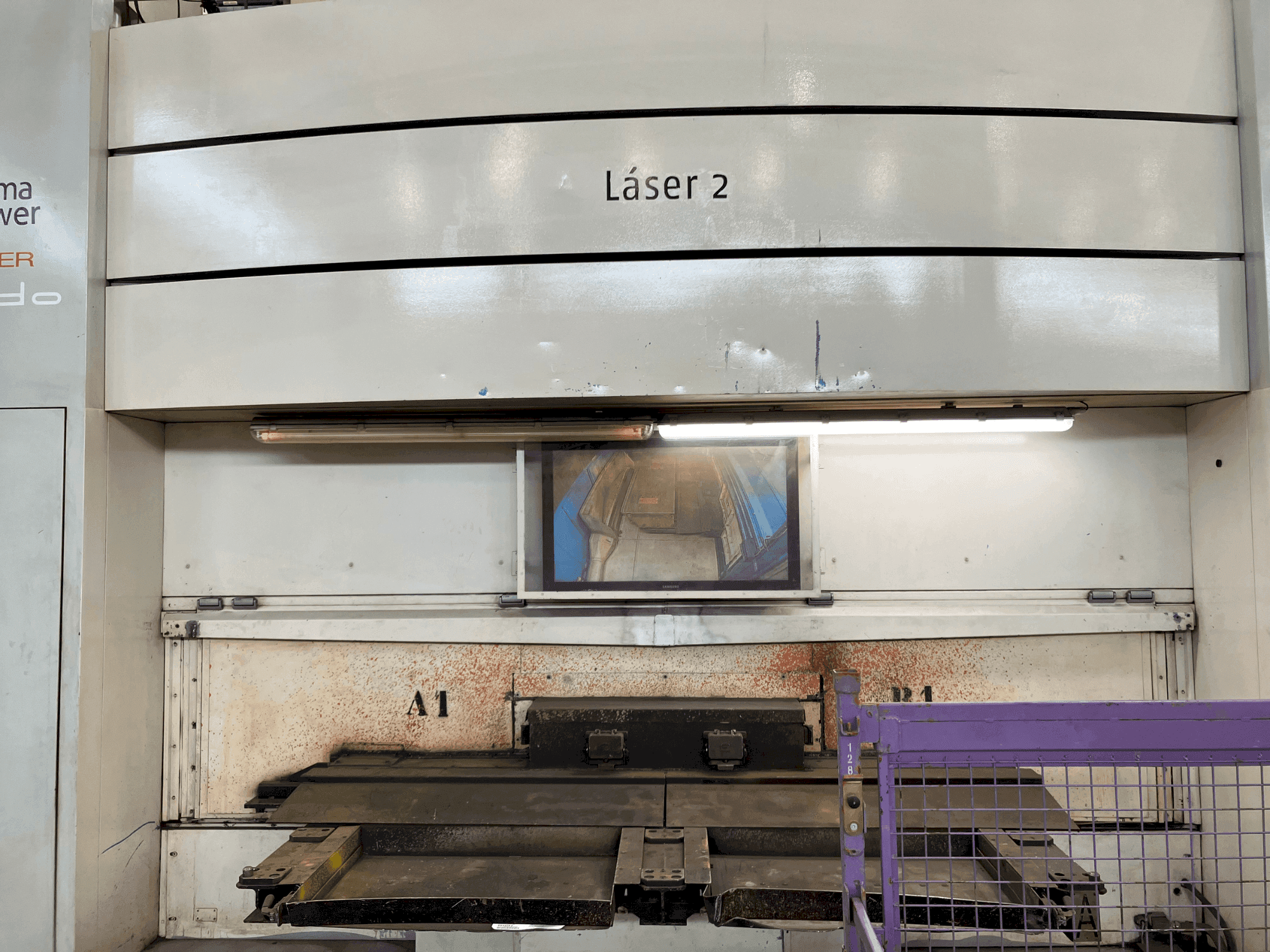 Widok z przodu maszyny Prima Power Rapido