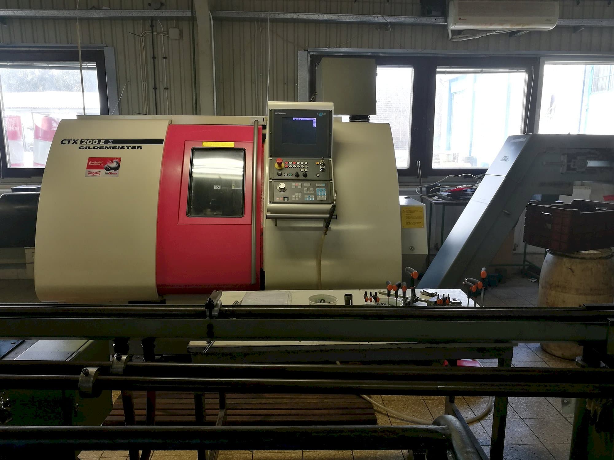 Widok z przodu maszyny Gildemeister CTX 200 E