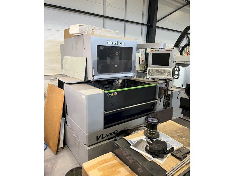 Widok z przodu maszyny Sodick VL600Q