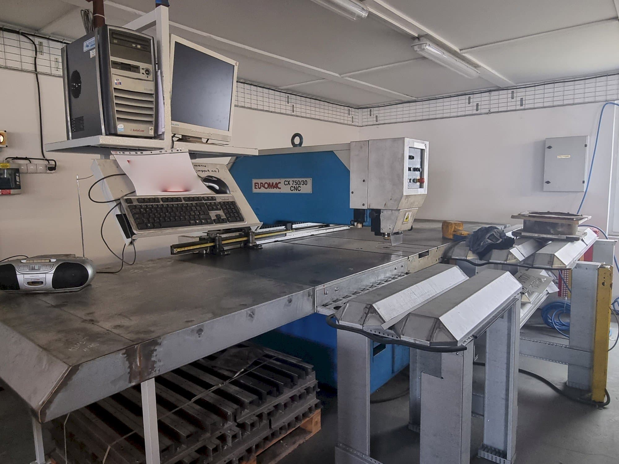 Widok z przodu maszyny Euromac CX 750/30 CNC