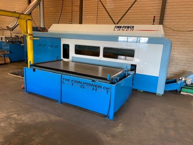 Widok z przodu maszyny Finn-Power FPL6-BL