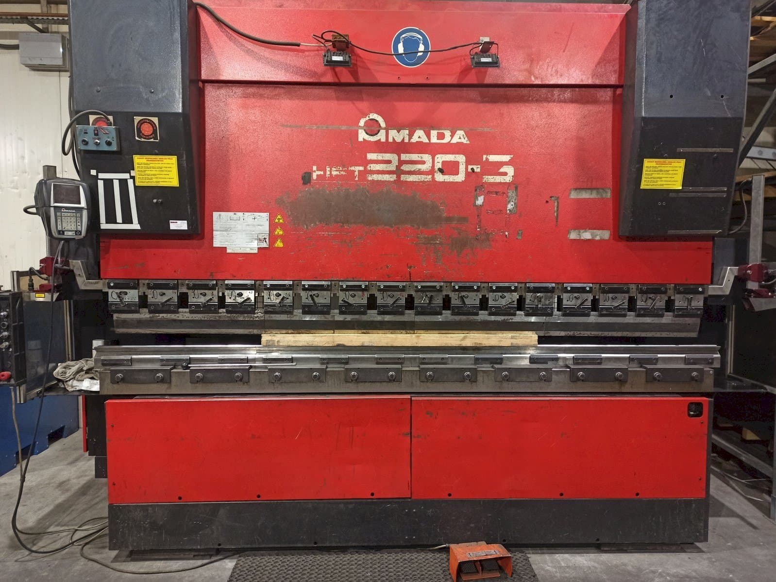 Widok z przodu maszyny AMADA HFT 220-3