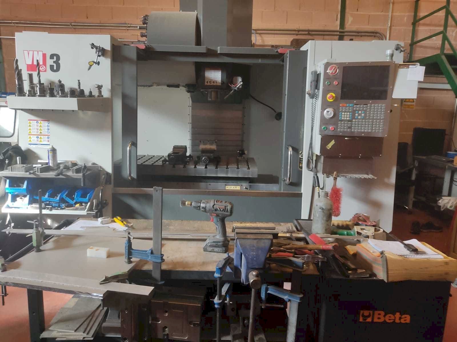 Widok z przodu maszyny HAAS VM-3