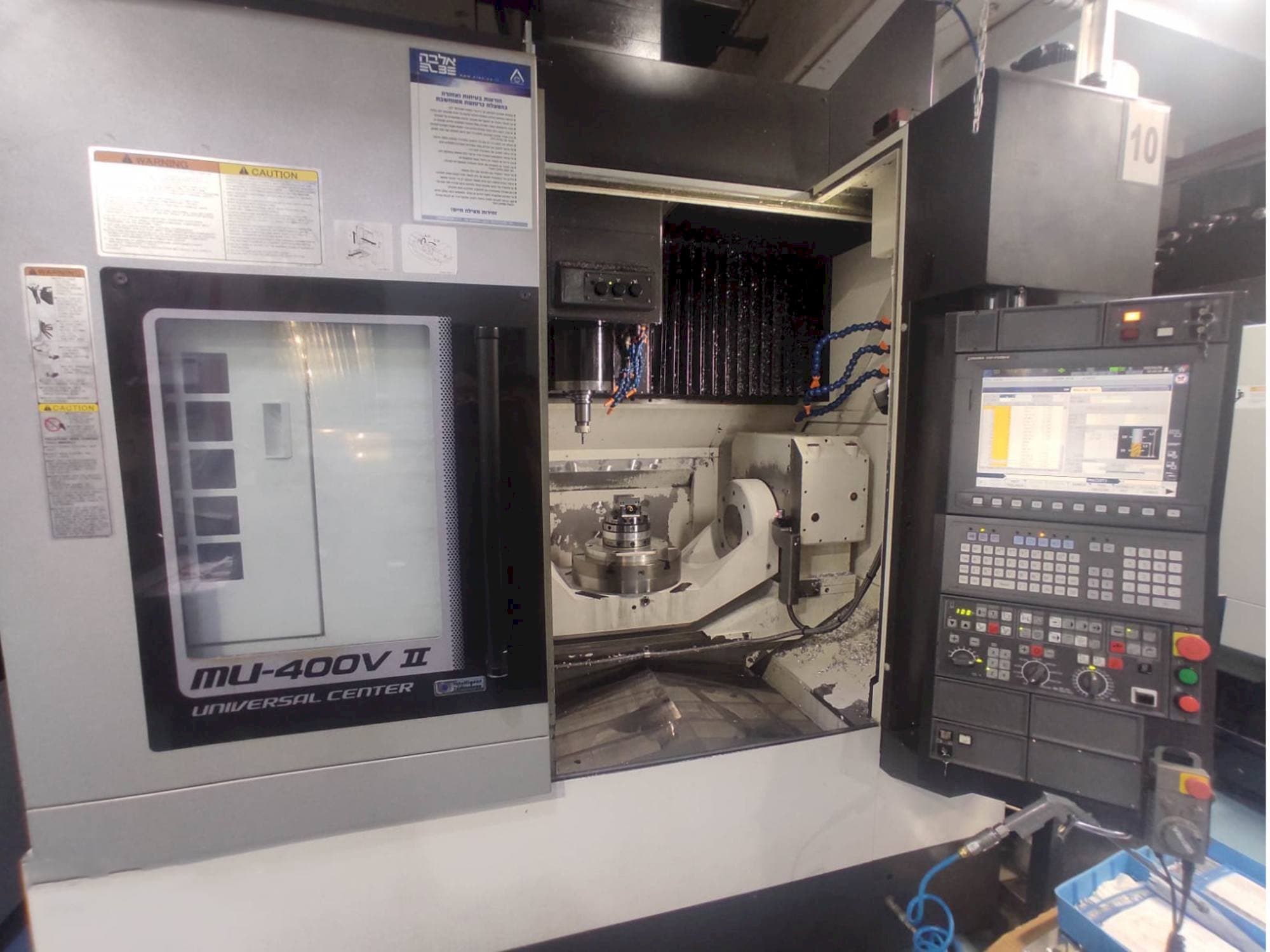 Widok z przodu maszyny Okuma MU-400V-II