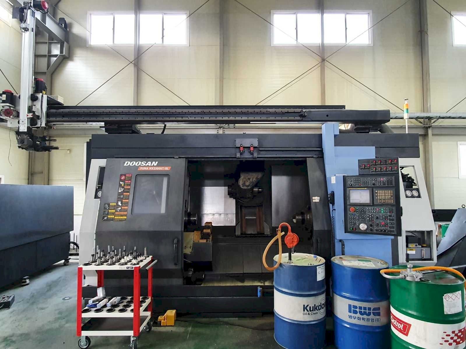 Widok z przodu maszyny Doosan Puma MX2500ST-GL