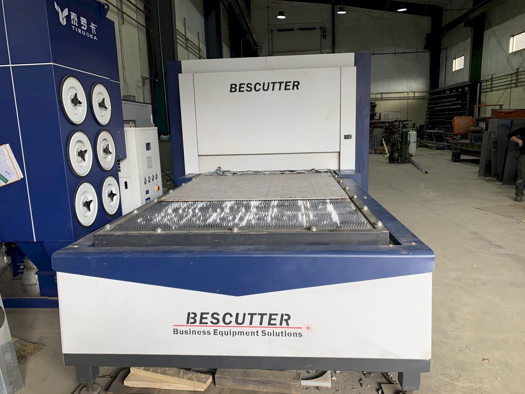 Widok z przodu maszyny BESCUTTER Tital-8000W IPG