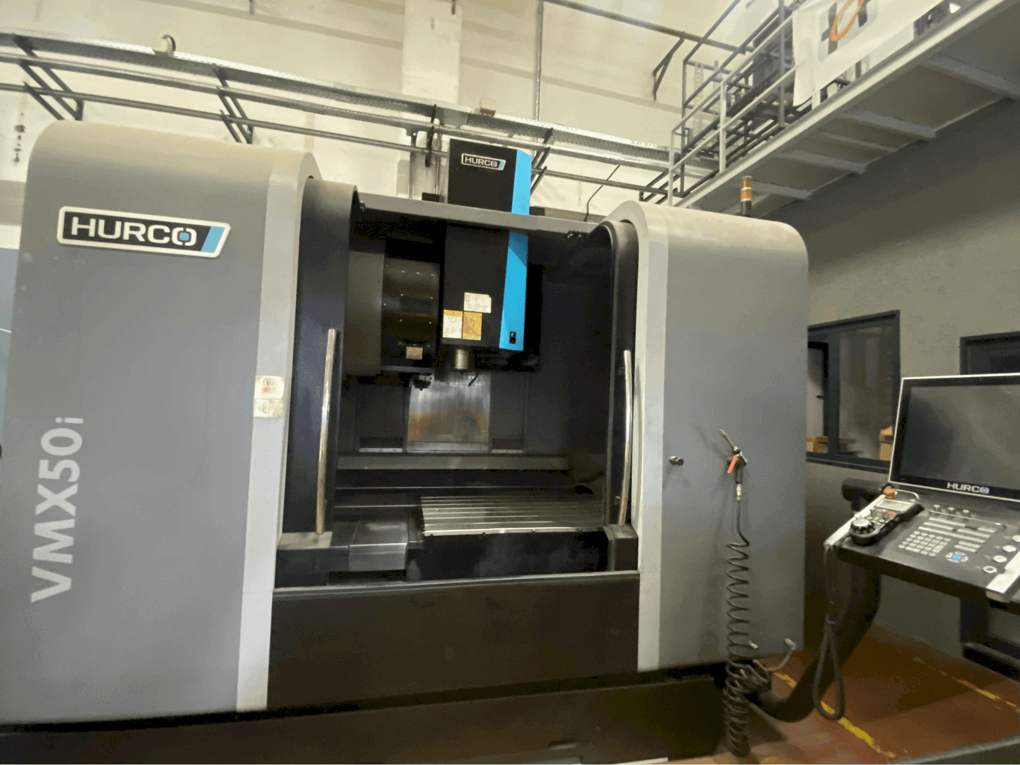 Widok z przodu maszyny Hurco VMX50i