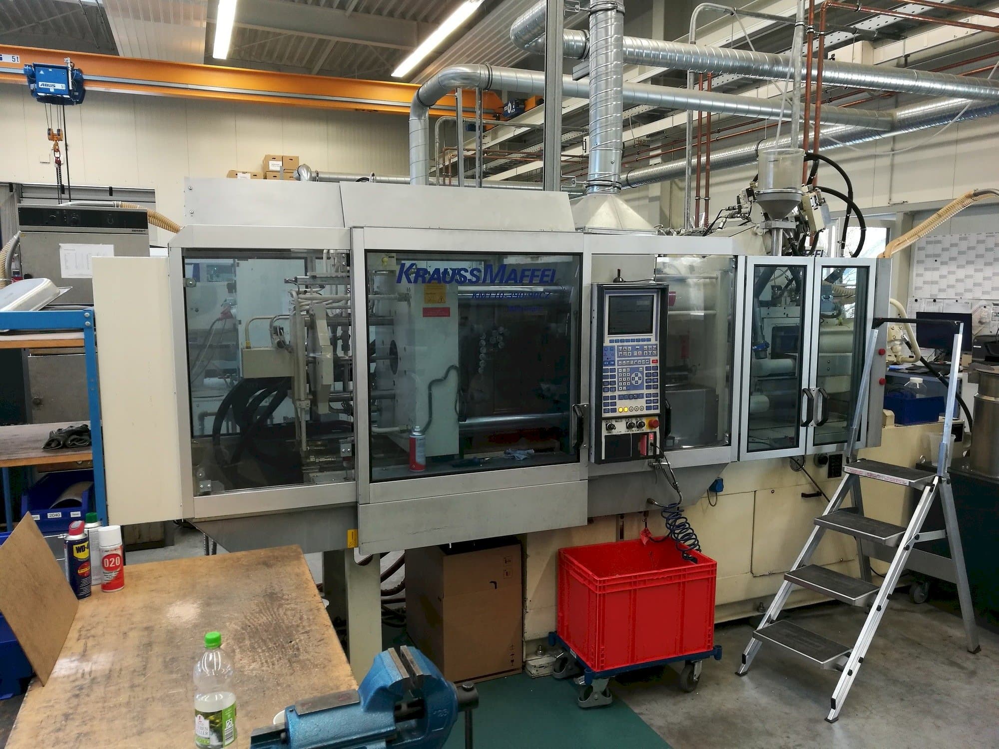 Widok z przodu maszyny Krauss Maffei 110-390/90 CZ