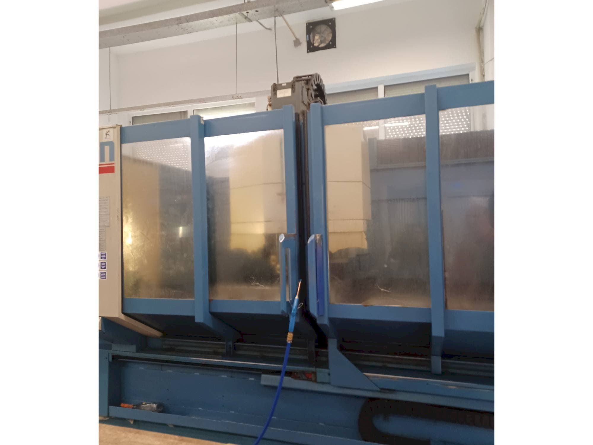 Widok z przodu maszyny CHIRON FZ 18 L