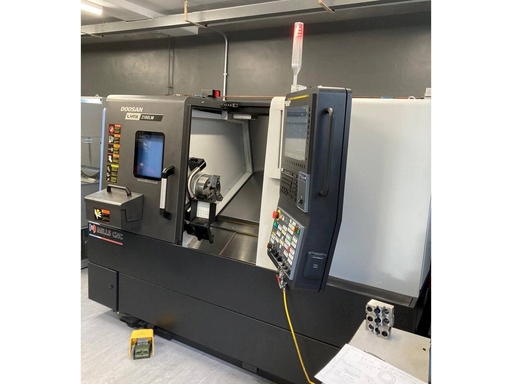 Widok z przodu maszyny Doosan Lynx 2100 LMB