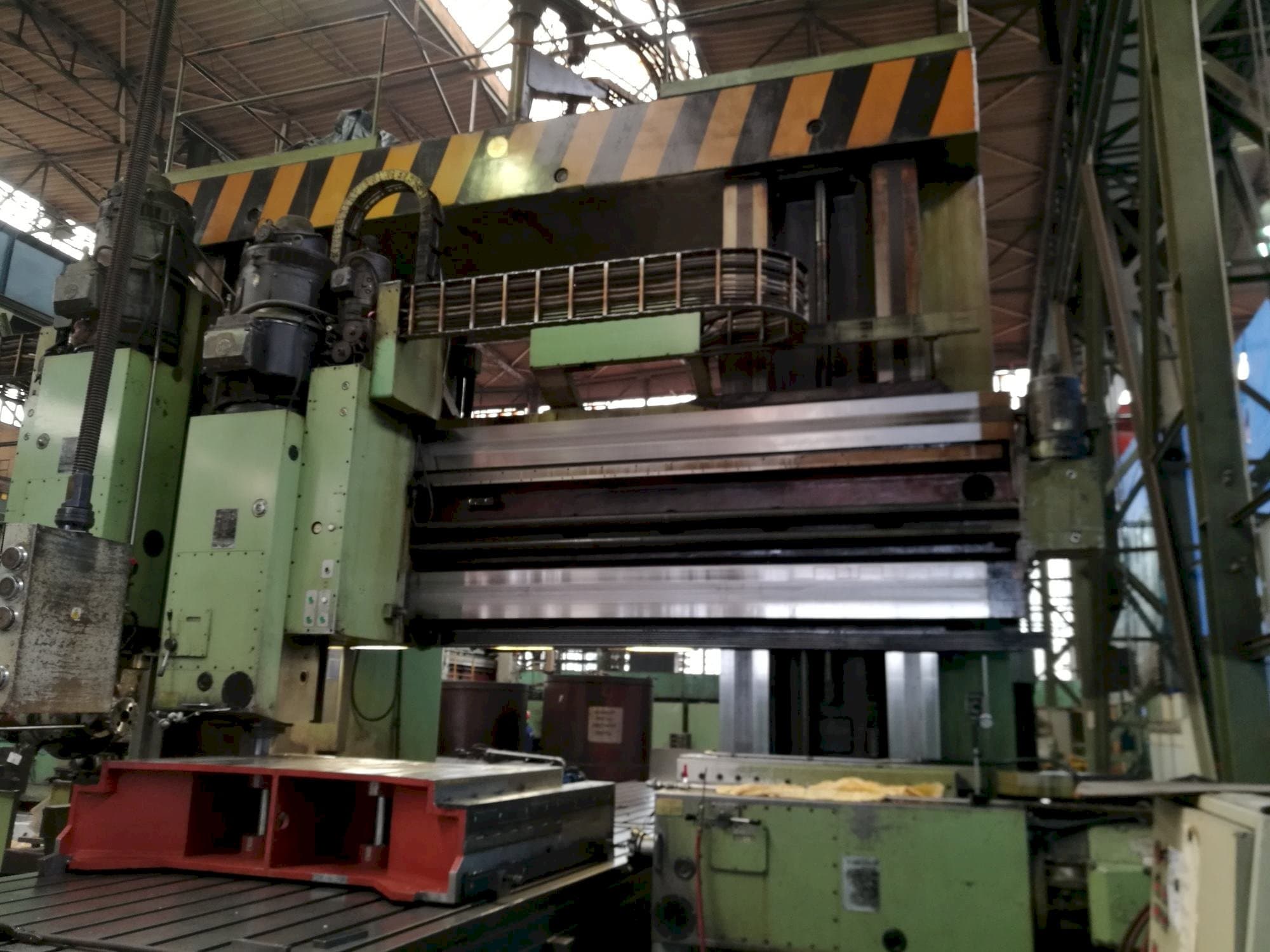 Widok z przodu maszyny TOS FRV-D 20 x 40