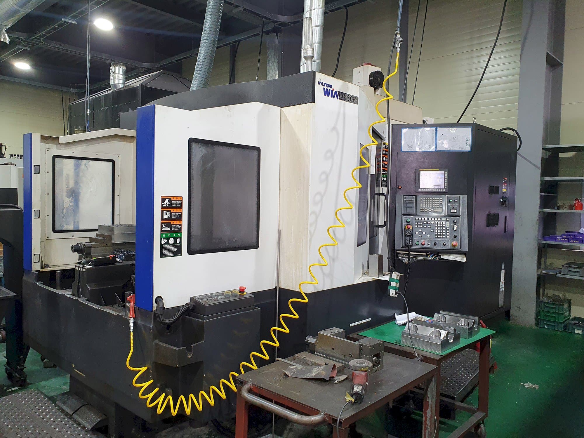 Widok z przodu maszyny Hyundai Wia KH50G