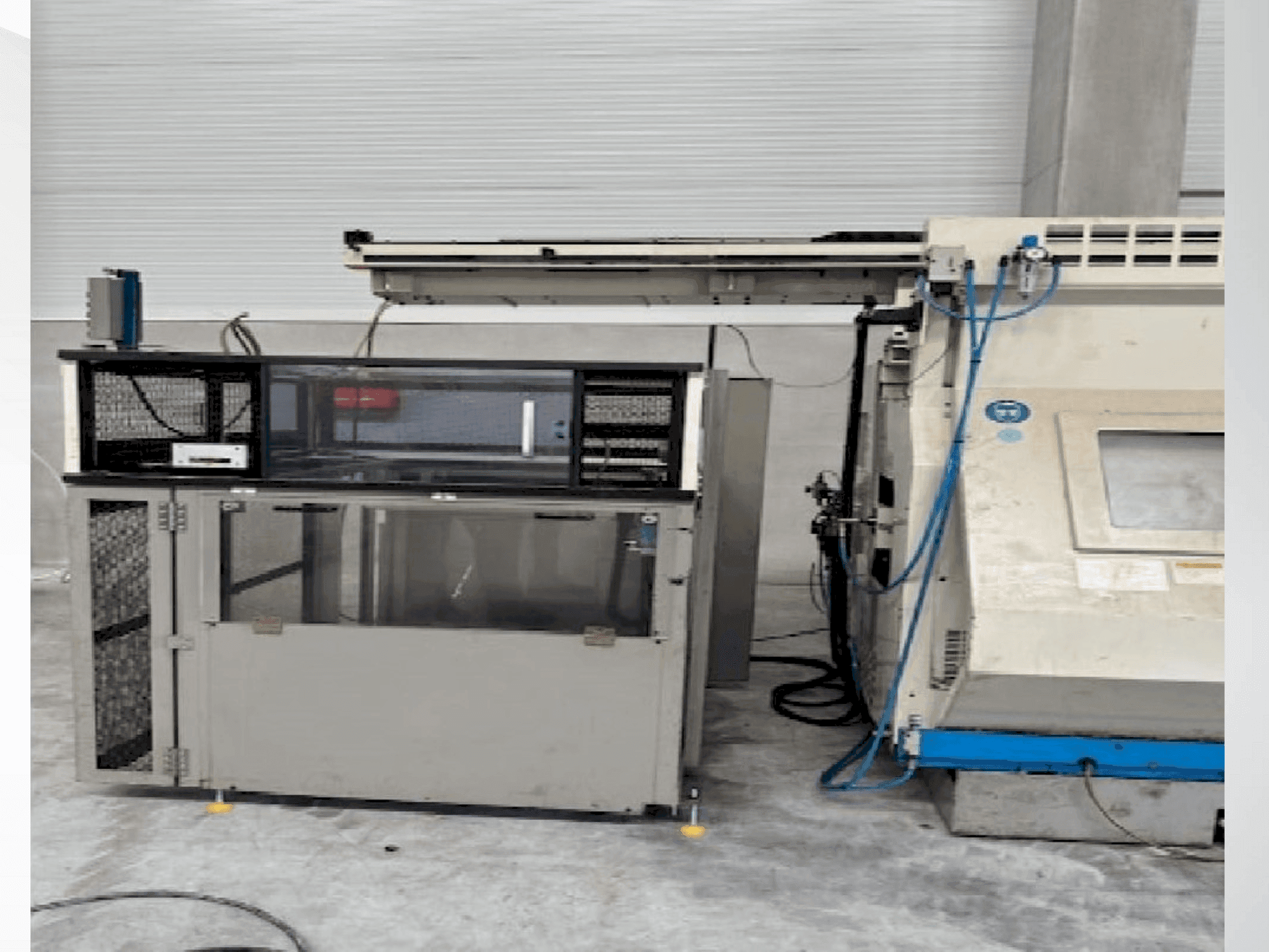 Widok z przodu maszyny Okuma LT 10-M