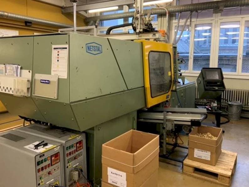 Widok z przodu maszyny Netstal Synergy 600-110