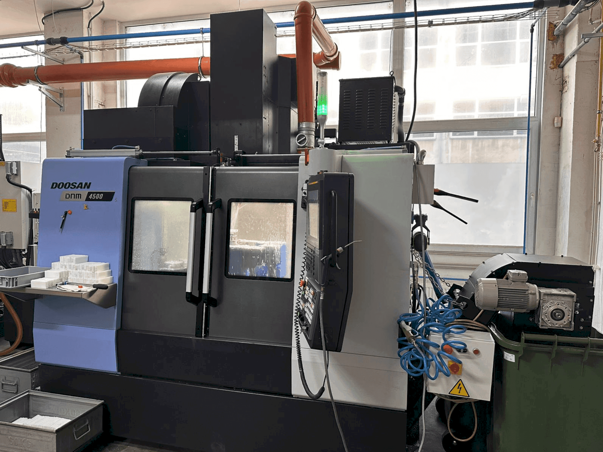Widok z przodu maszyny DOOSAN DNM 4500