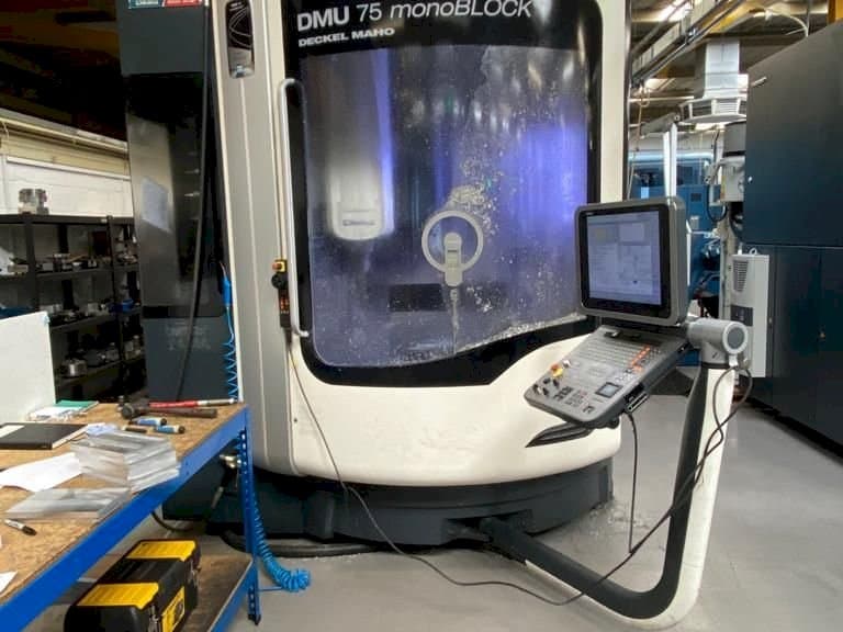 Widok z przodu maszyny DMG MORI DMU75 monoBLOCK