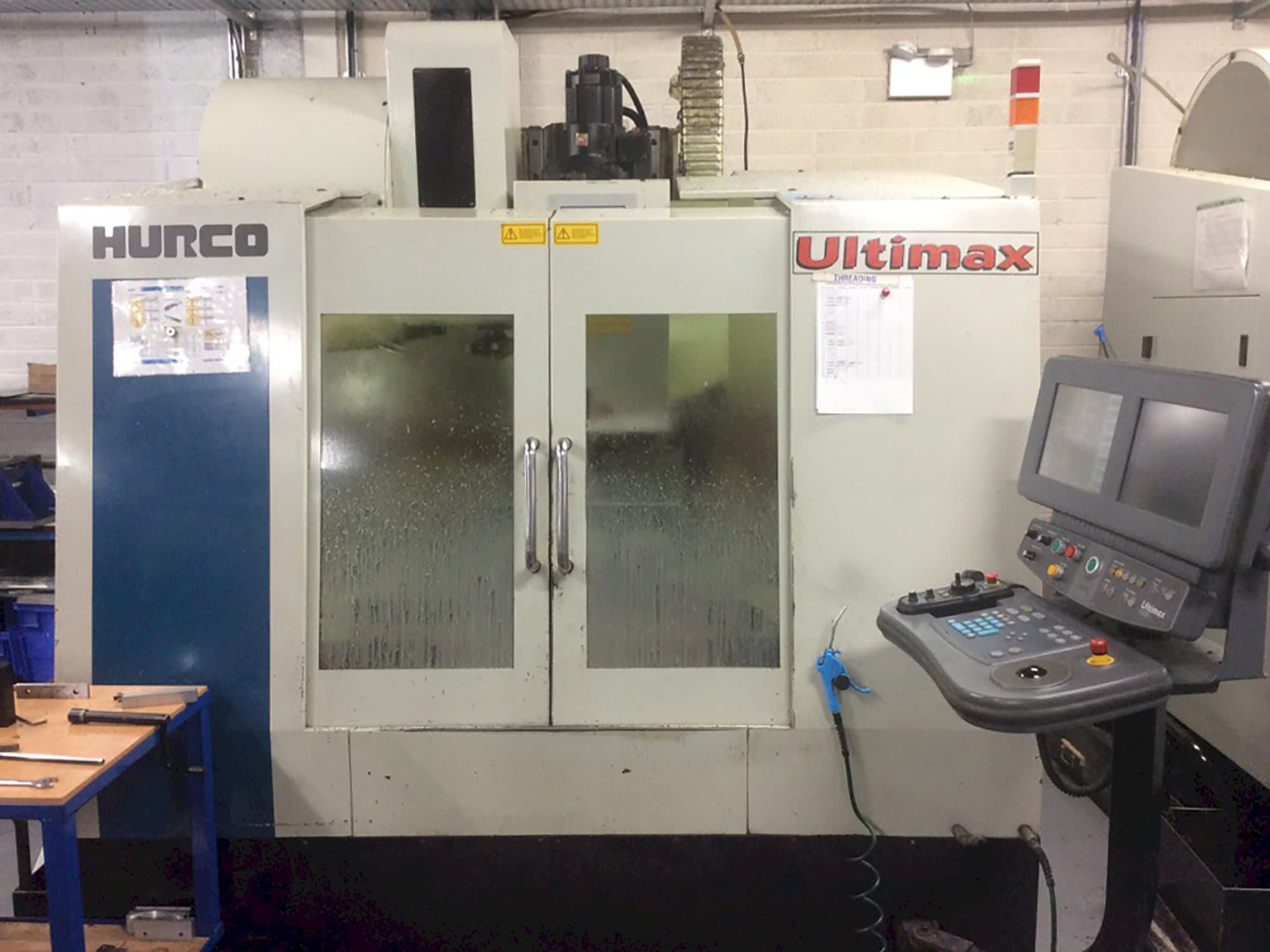 Widok z przodu maszyny Hurco Ultimax VMX30