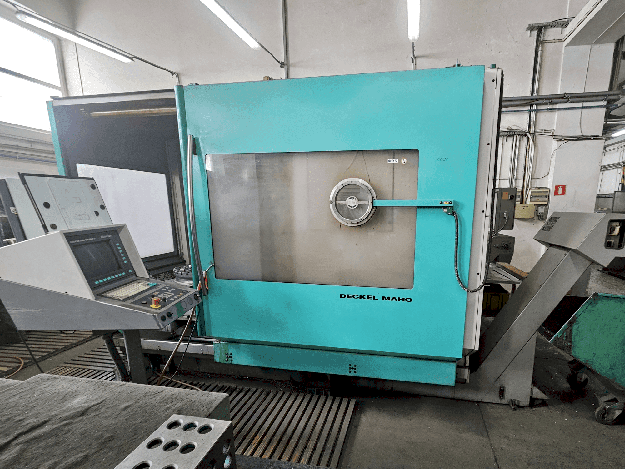 Widok z przodu maszyny DECKEL MAHO DMU 60P