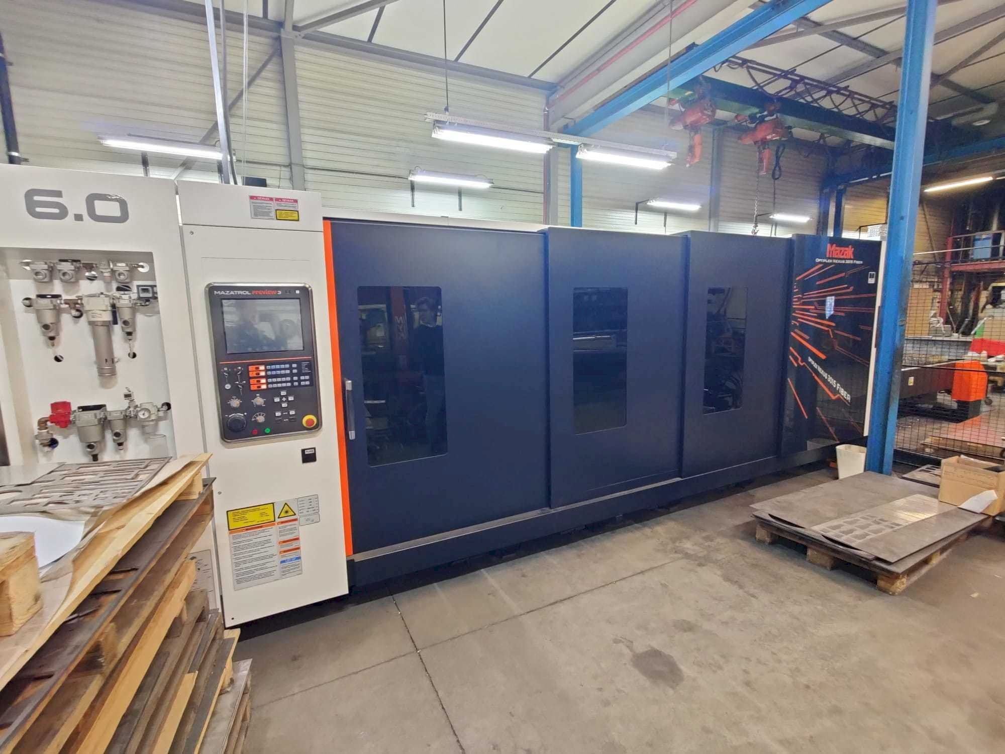 Widok z przodu maszyny Mazak Optiplex Nexus 3015