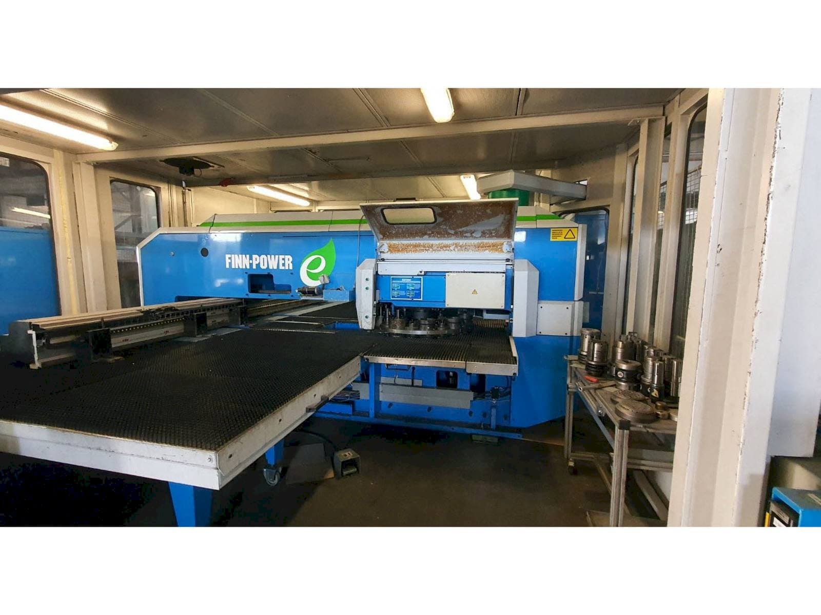 Widok z przodu maszyny Finn-Power E5 SBV