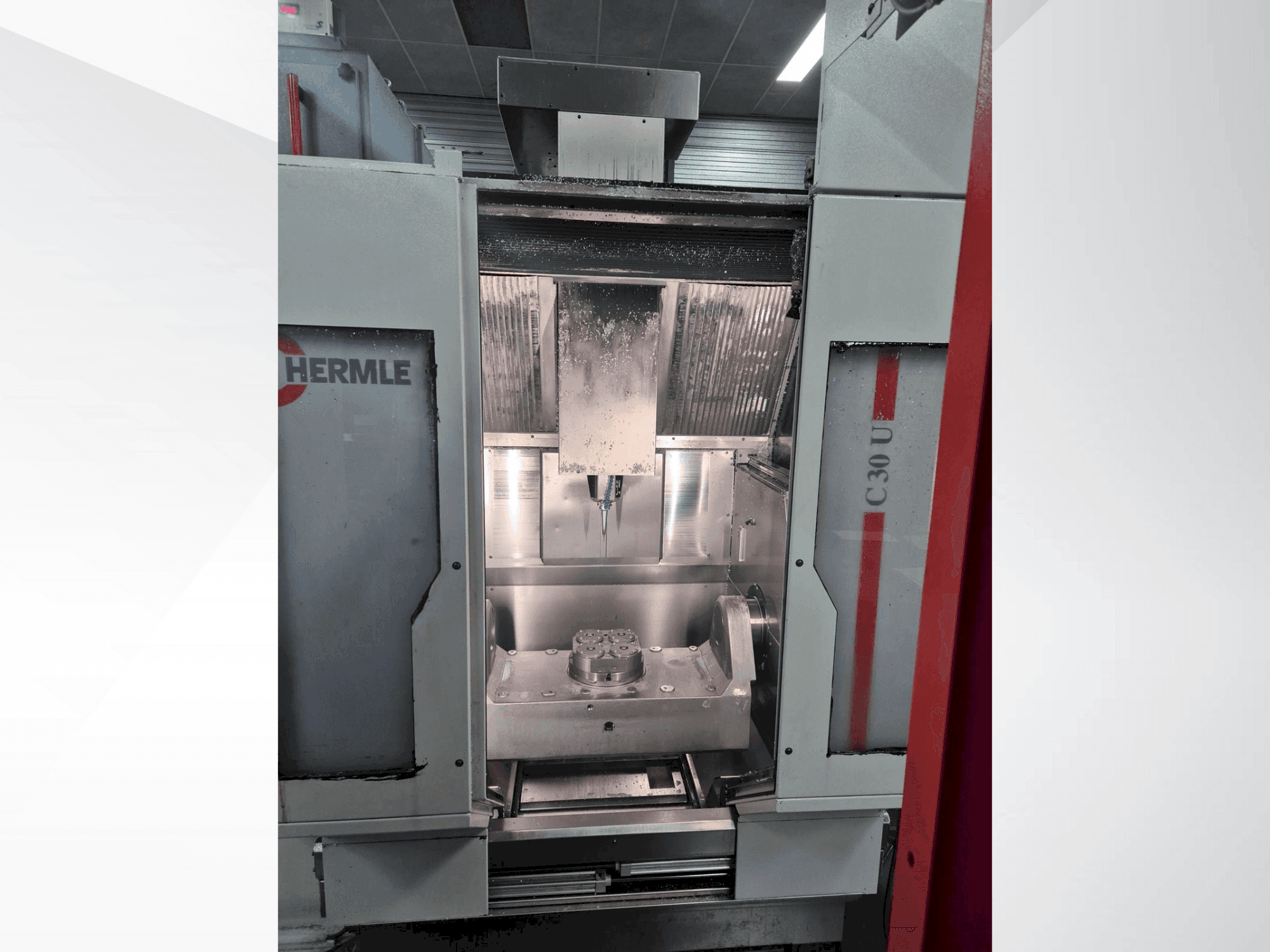 Widok z przodu maszyny HERMLE C30U + RS Automation