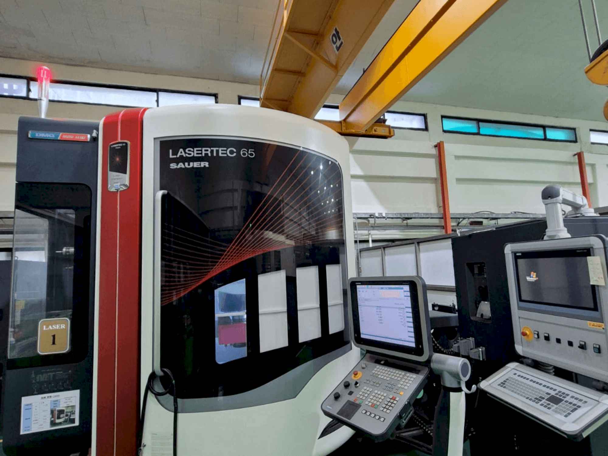 Widok z przodu maszyny DMG Mori Seiki LaserTech 65