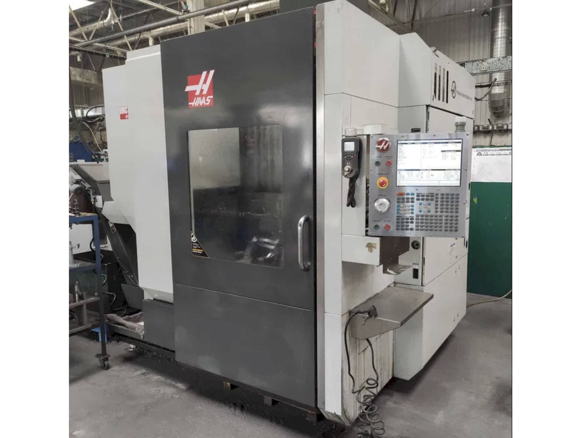 Widok z przodu maszyny HAAS UMC-750