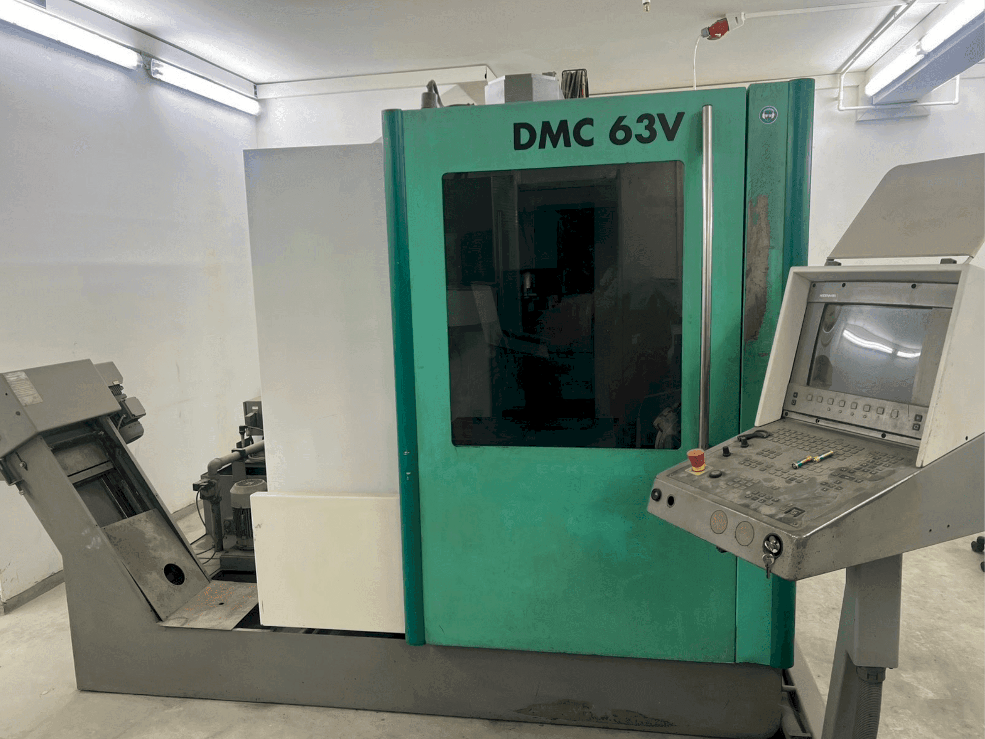 Widok z przodu maszyny DECKEL MAHO DMC 63V