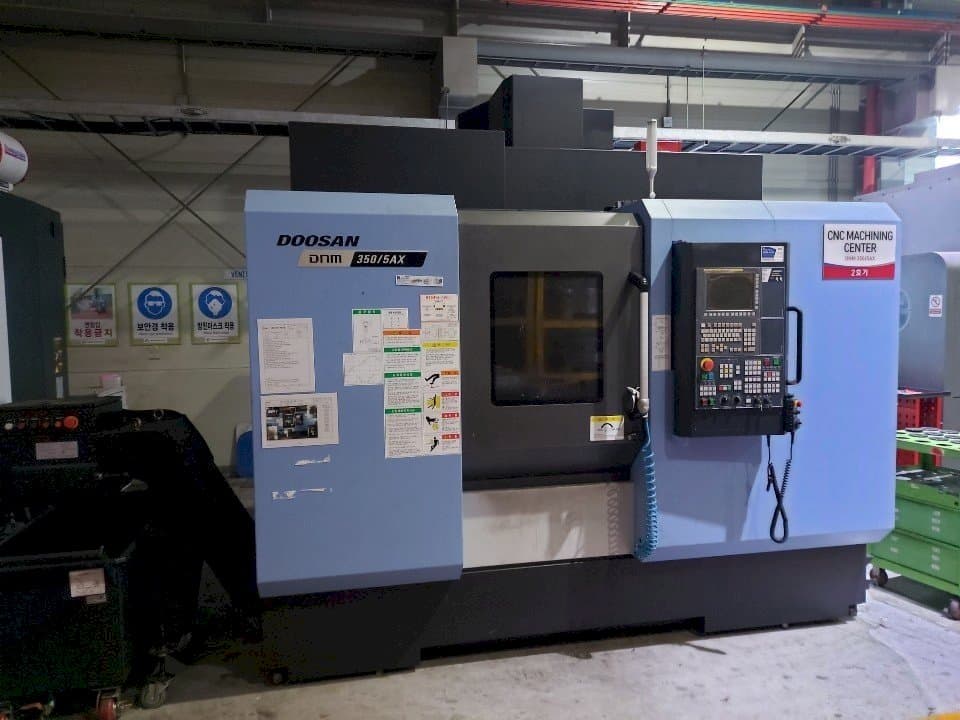 Widok z przodu maszyny Doosan DNM350/5AX