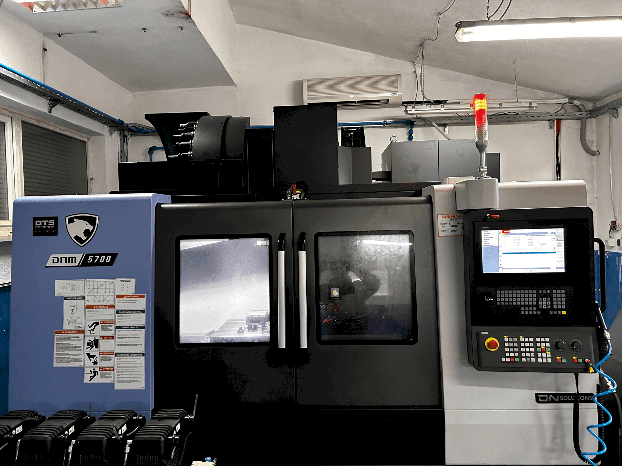 Widok z przodu maszyny DN SOLUTIONS DNM 5700