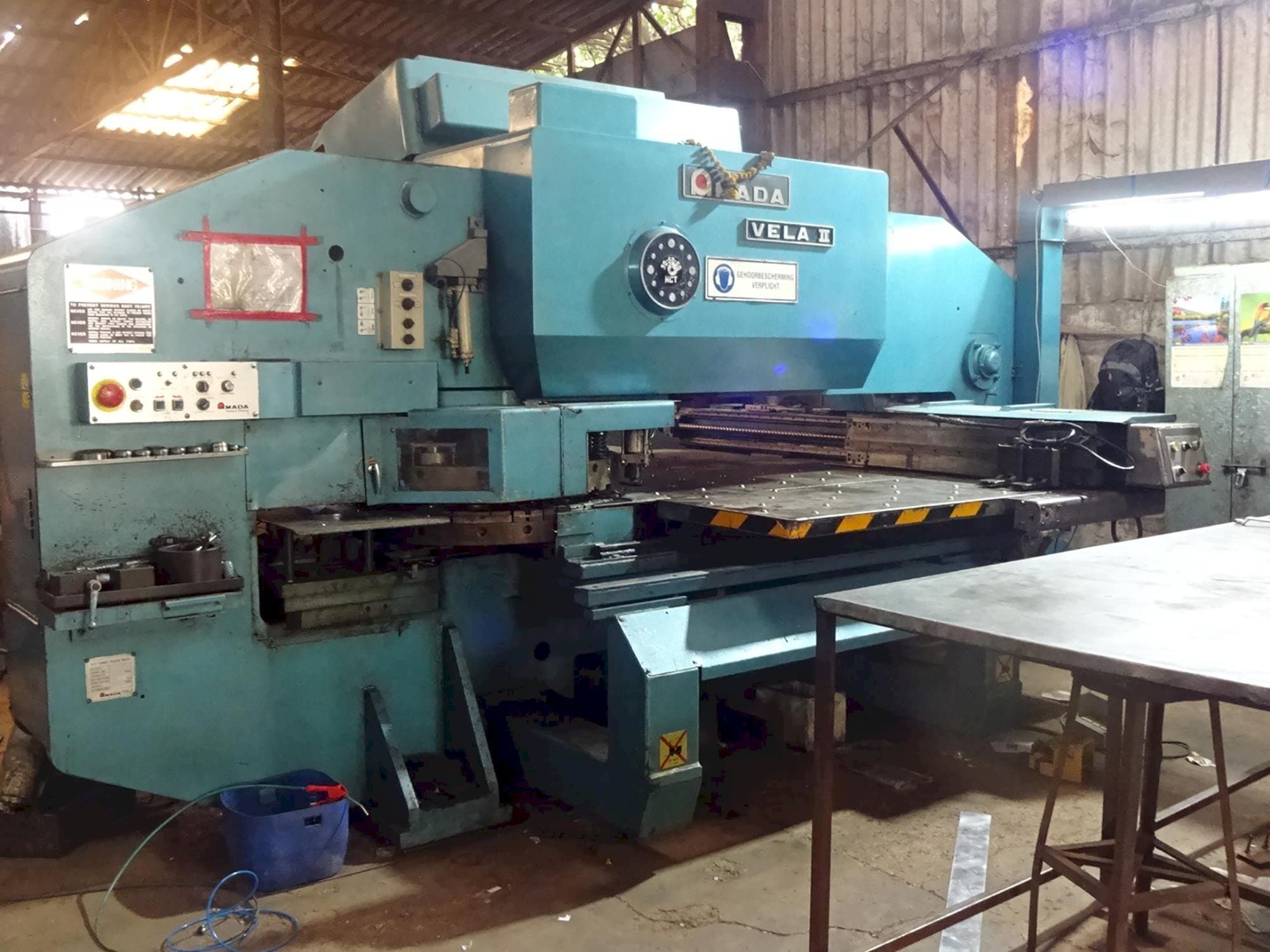 Widok z lewej maszyny AMADA VELA II 355