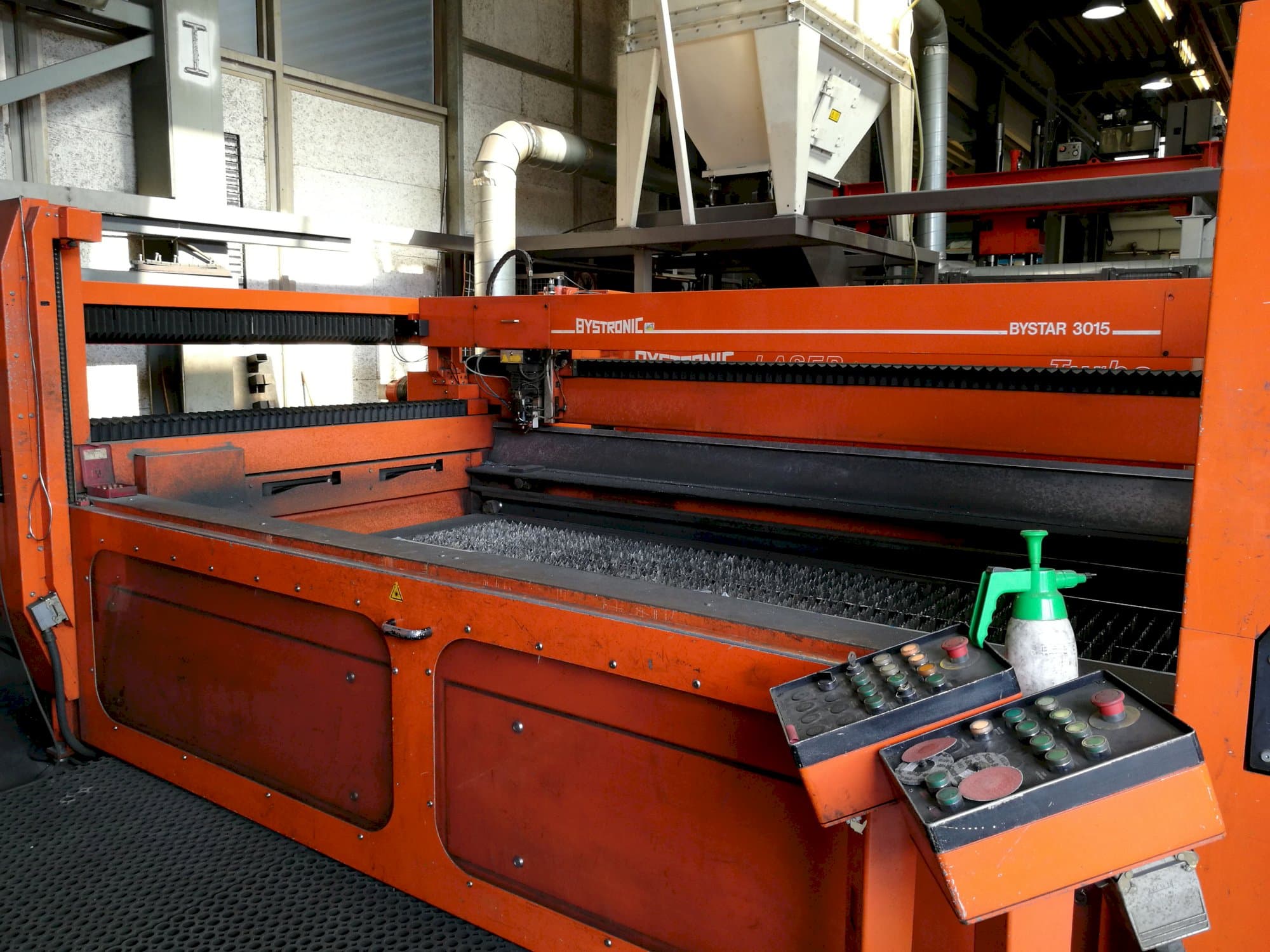 Widok z prawej maszyny Bystronic Bystar 3015