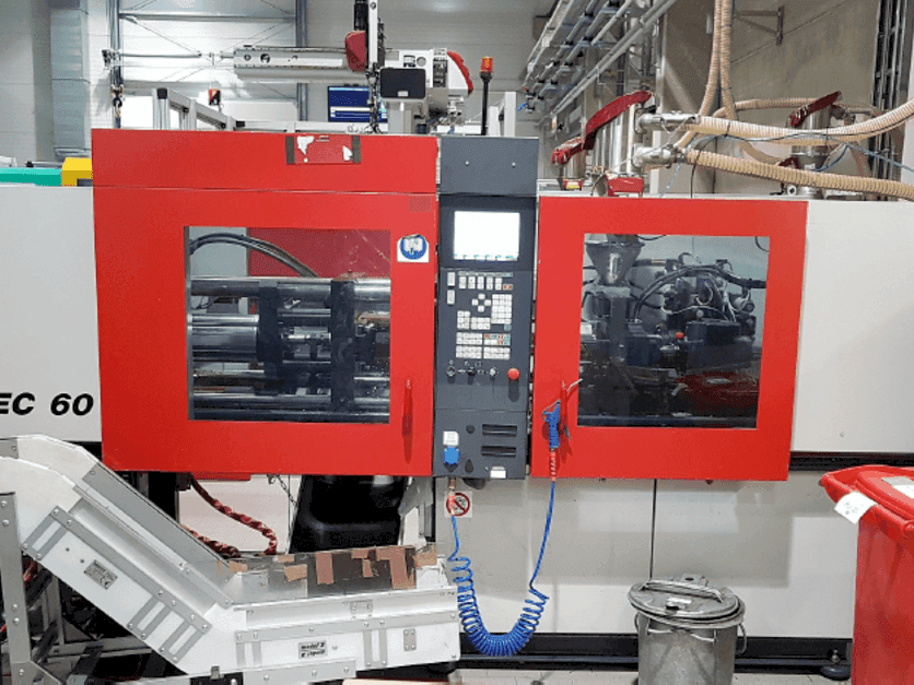 Widok z przodu maszyny FERROMATIK MILACRON 600-355 K-TEC