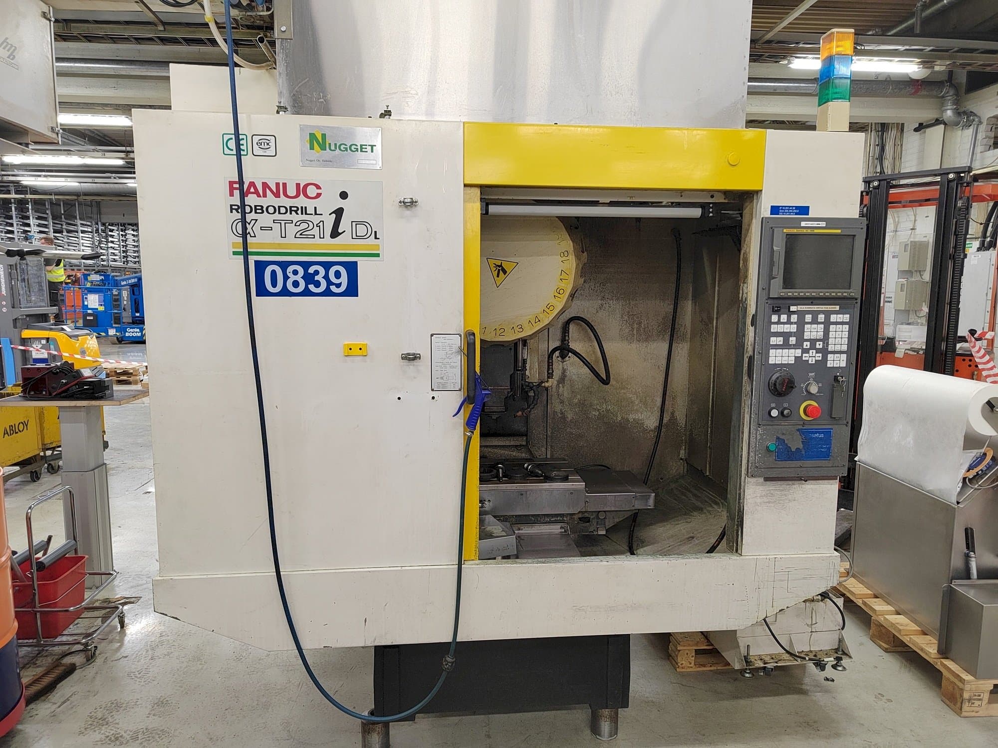 Widok z przodu maszyny FANUC Robodrill Alpha-T21iDL