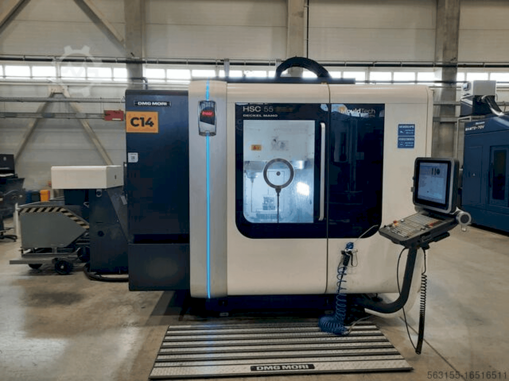 Widok z przodu maszyny DMG MORI HSC 55 linear