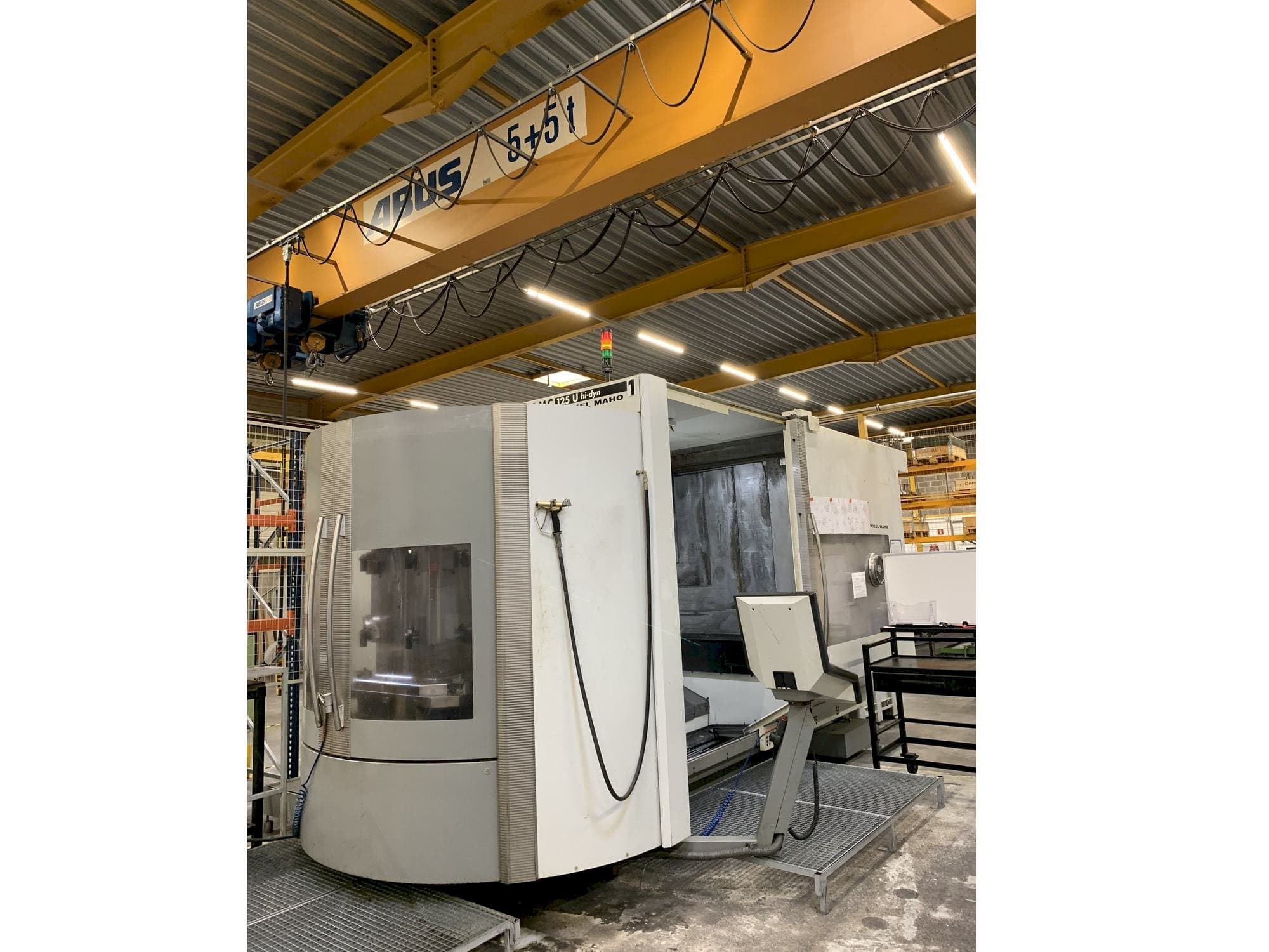 Widok z przodu maszyny DECKEL MAHO DMC 125 U hy-dyn