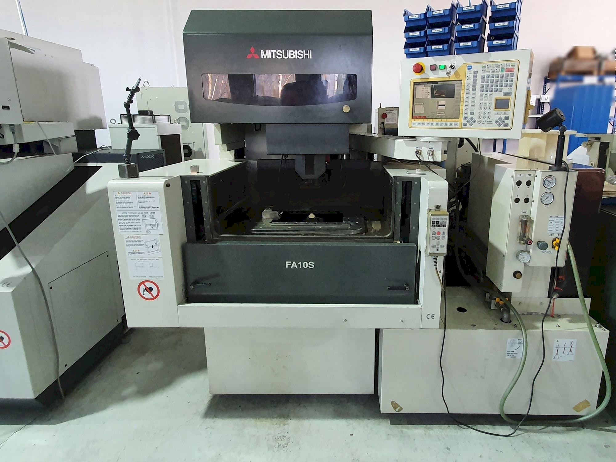 Widok z przodu maszyny Mitsubishi FA10SM