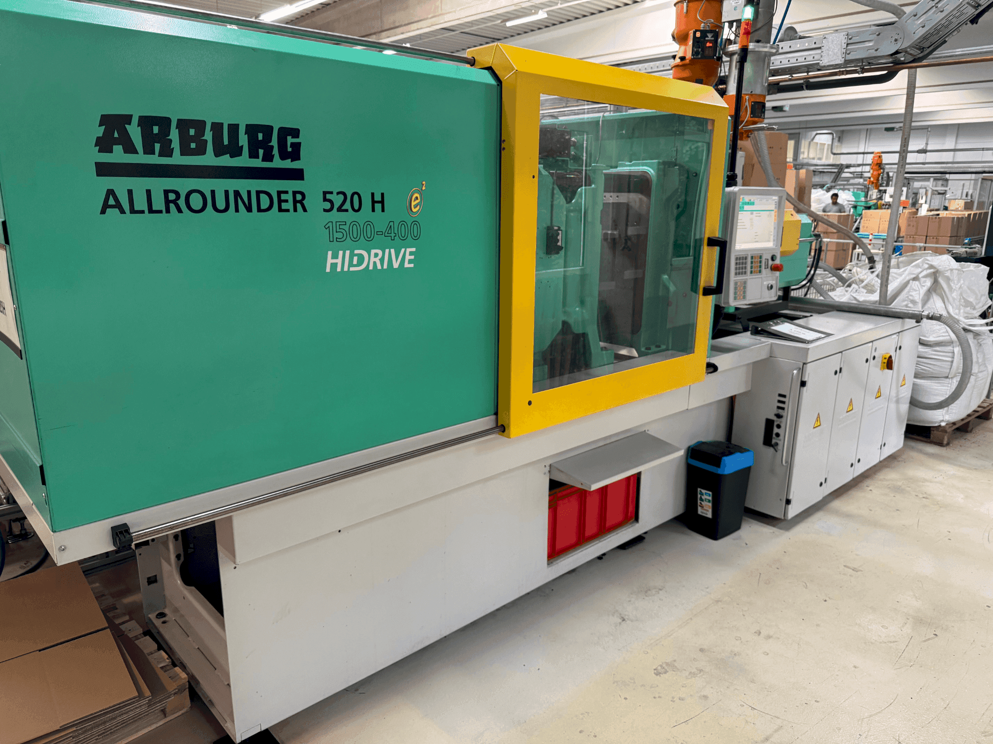 Widok z przodu maszyny Arburg Allrounder 520H