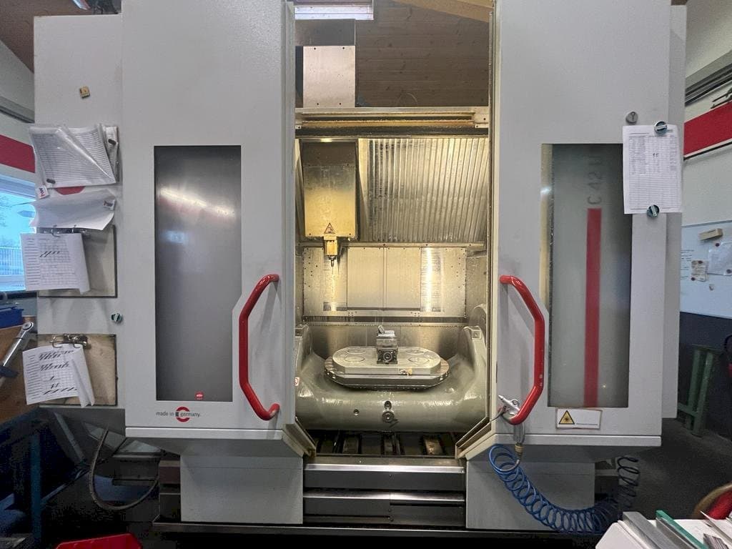 Widok z przodu maszyny HERMLE C42 U