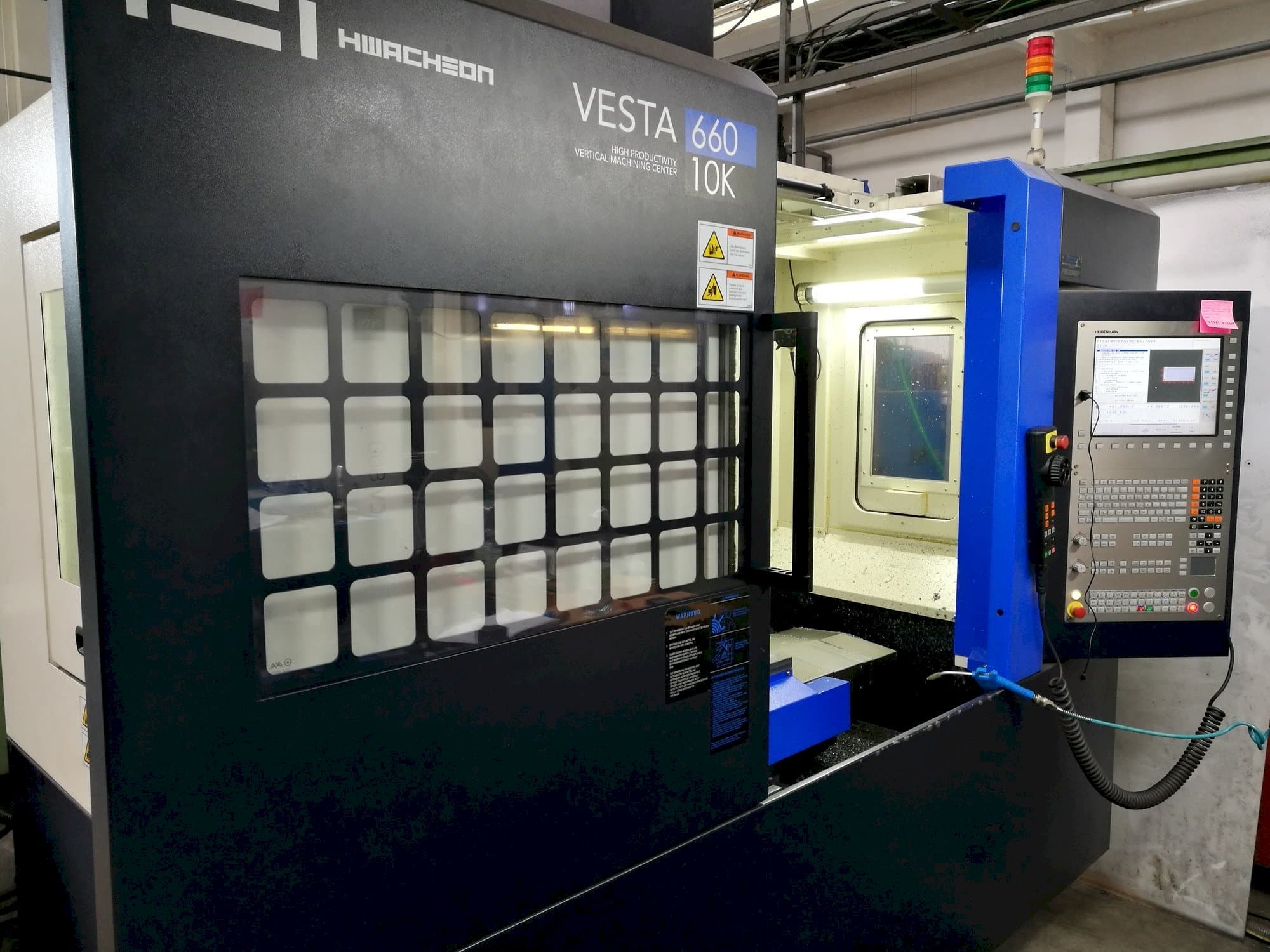 Widok z przodu maszyny HWACHEON Vesta-600