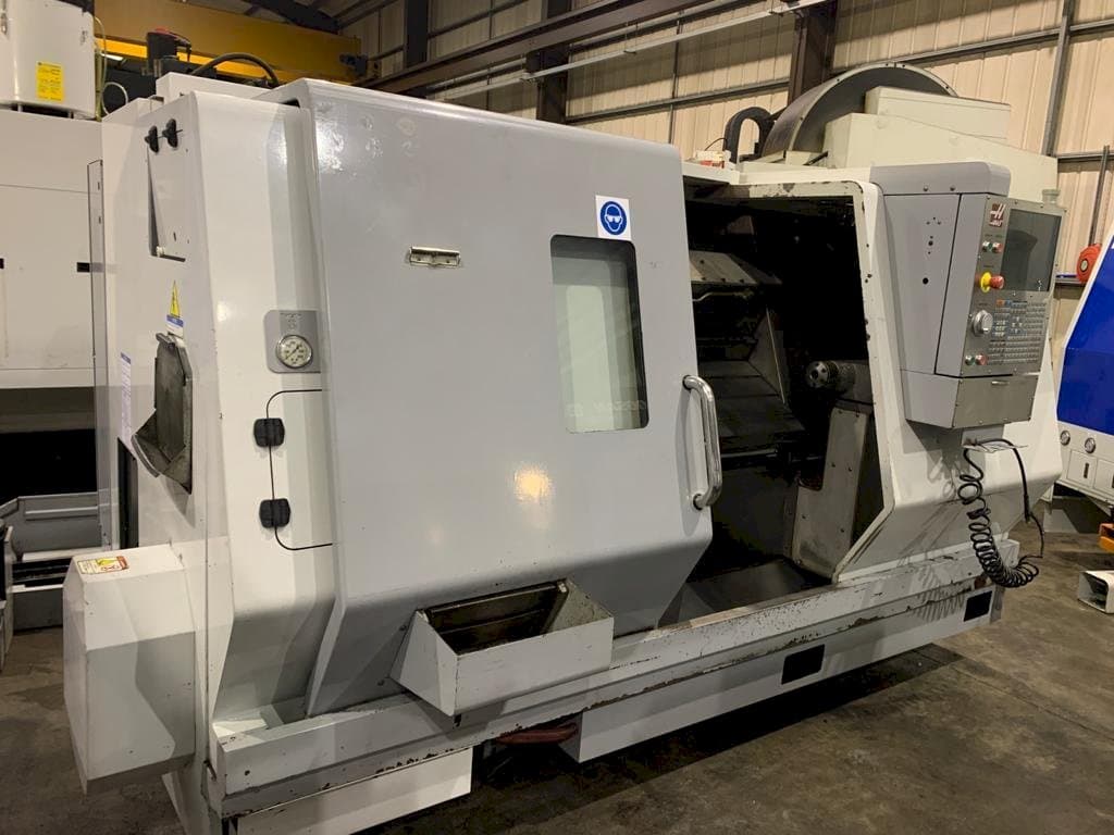 Widok z przodu maszyny HAAS SL-30 THE