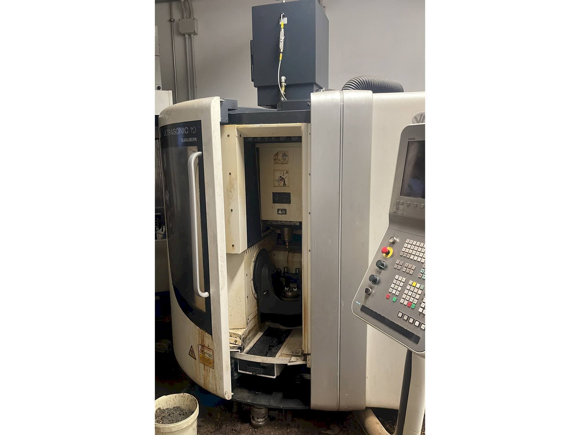 Widok z przodu maszyny DMG ultrasonic 10 sauer