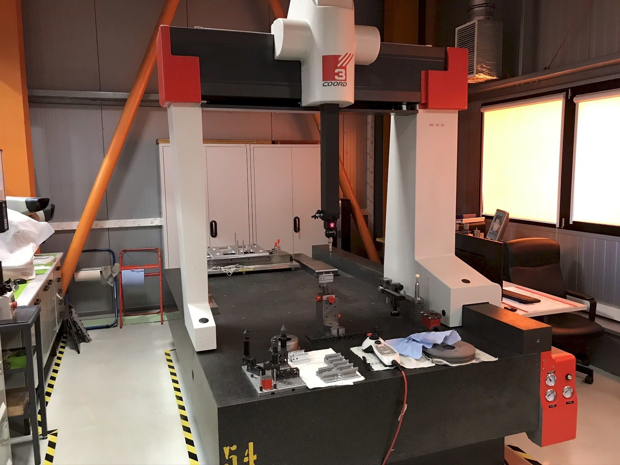 Widok z przodu maszyny Coord3 MC16 20-10-10