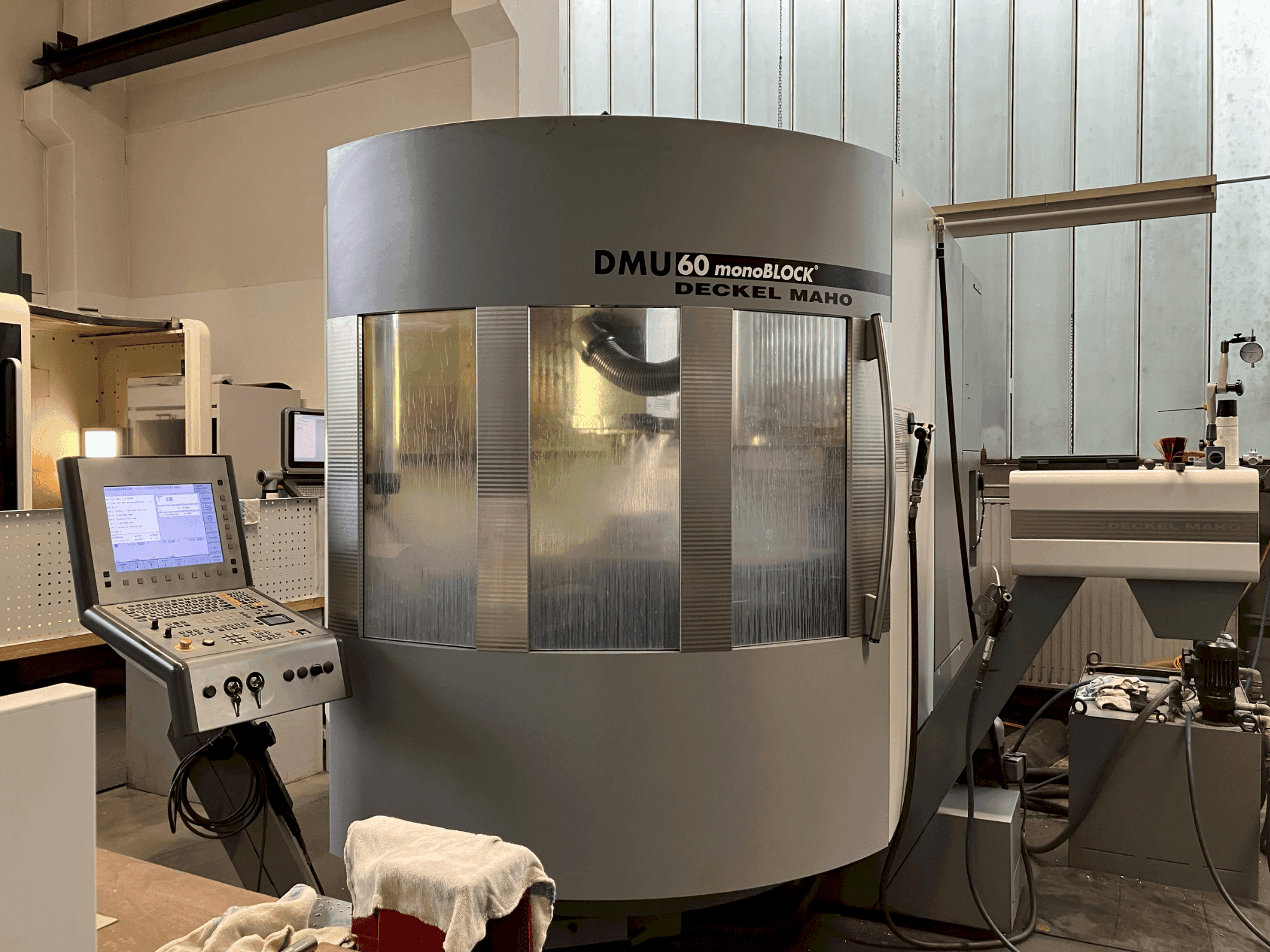 Widok z przodu maszyny DMG DMU 60 monoBlock