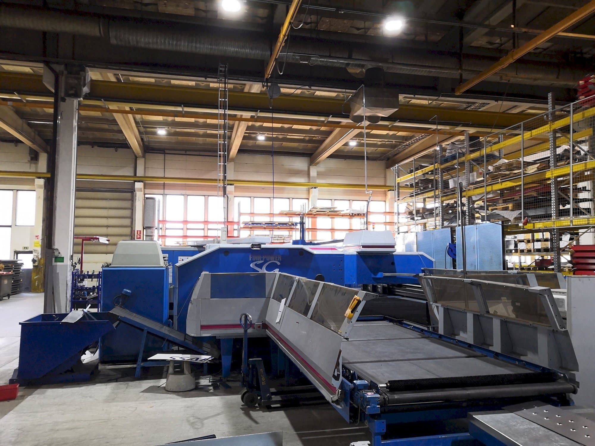 Widok z przodu maszyny Finn-Power SG6