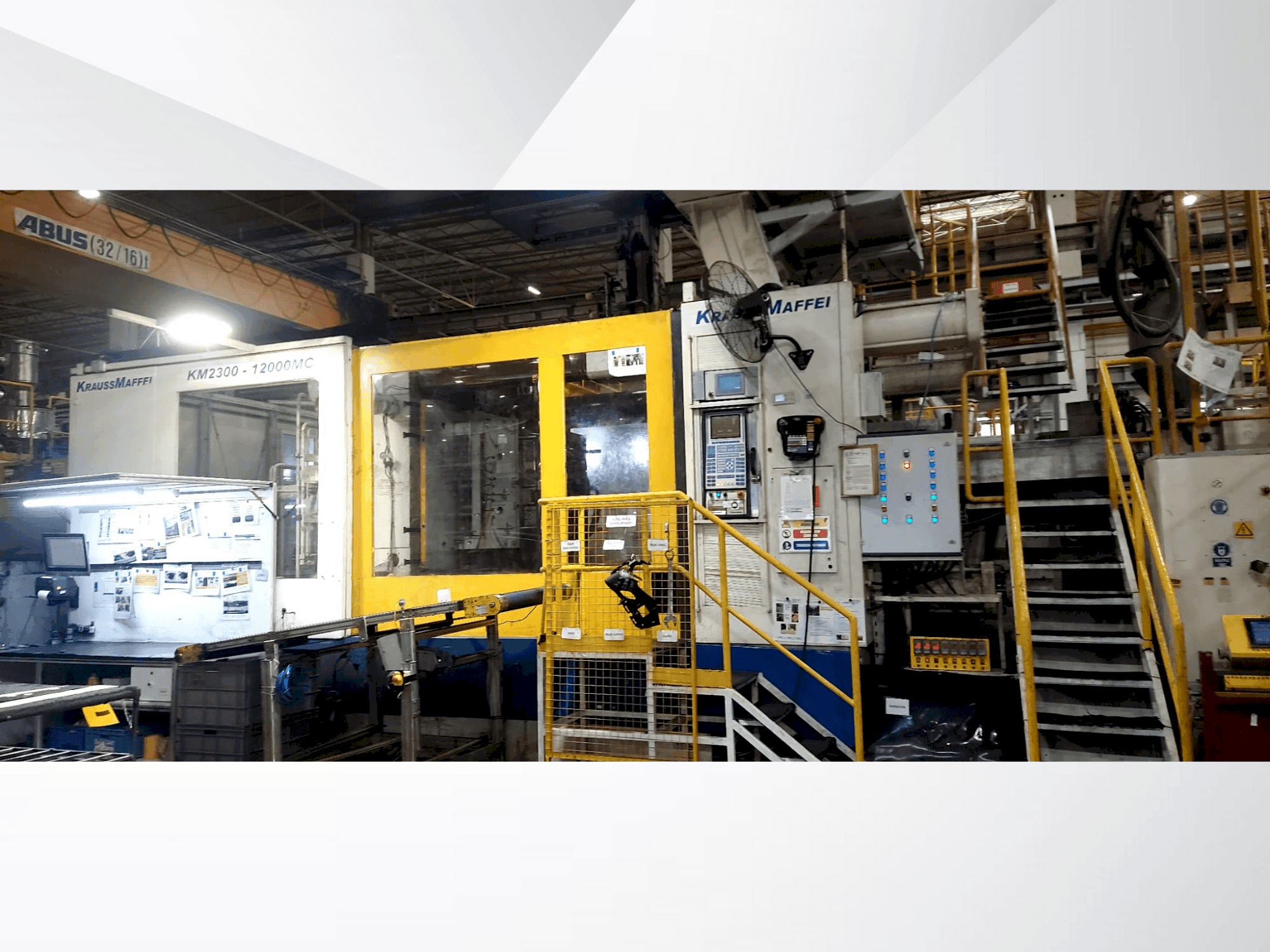 Widok z przodu maszyny Krauss Maffei 2300-12000 MC
